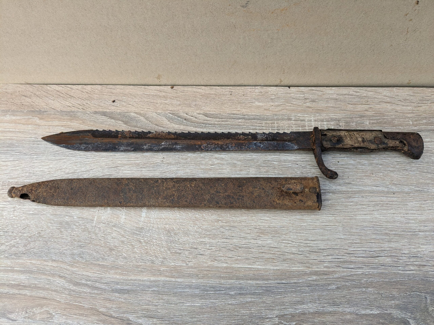 Z VENDU Baïonnette allemande à dent de scie WW1