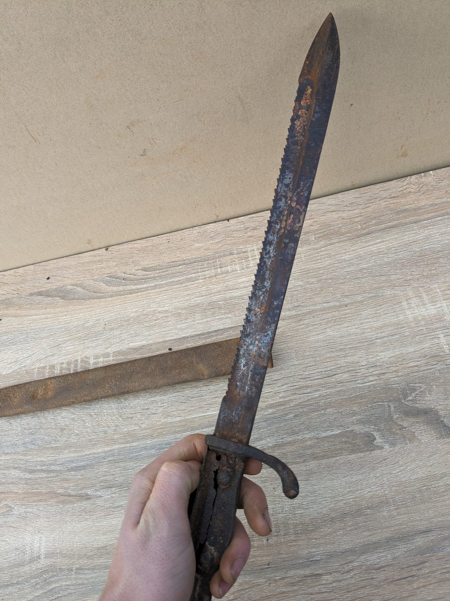 Z VENDU Baïonnette allemande à dent de scie WW1