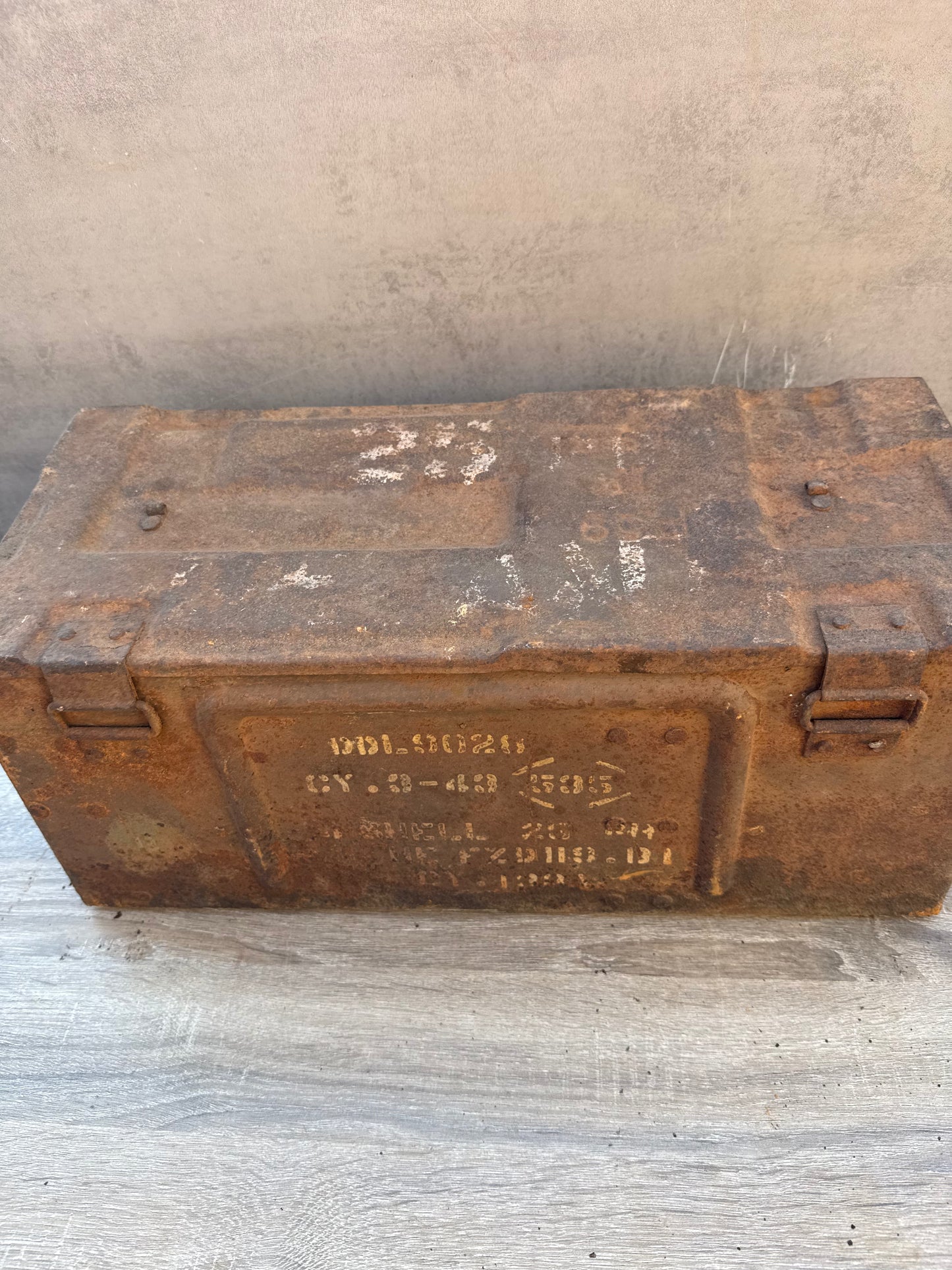 Caisse à munitions britannique WW2 – datée 1943 – “Shell 25 PDR”